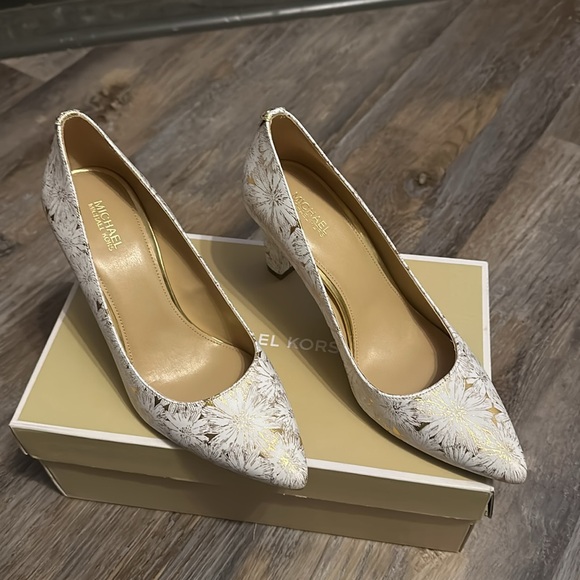 Michael Kors gold and whites pumps - Picture 3 of 5